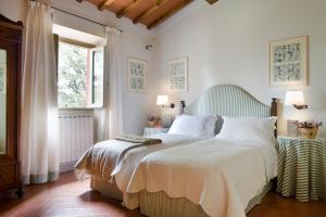 A bed or beds in a room at Casavilla Rentals by Torre a Cona