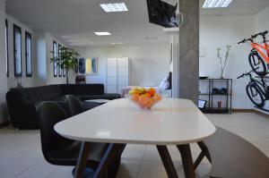 Televízia a/alebo spoločenská miestnosť v ubytovaní Moai Loft