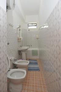 Hotel Europa في مينوري: حمام مع مرحاض ومغسلة
