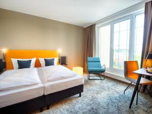 Postel nebo postele na pokoji v ubytování LOGINN Hotel Leipzig