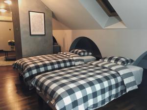 2 Betten nebeneinander in einem Zimmer in der Unterkunft Arkada Wadowice in Wadowice