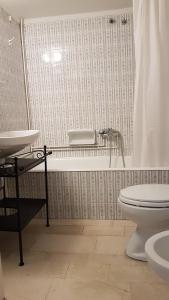 Kúpeľňa v ubytovaní Menta errathens Apartment - Athens Center, 5 BD, 2 BATH