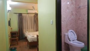 ポカラにあるホテル ビシュラムのバスルーム(トイレ付)、ベッドルーム(ベッド付)