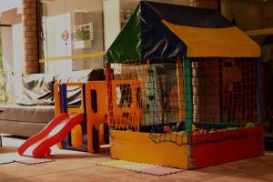 a toy cage in a living room with a playset at Hotel Estrela do Mar in Penha