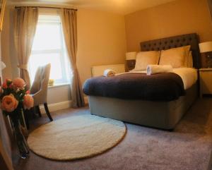 - une chambre avec un lit et une fenêtre dans l'établissement Brampton Holiday Cottage, à Brampton