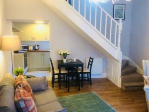 - un salon avec un canapé et une table à manger dans l'établissement Brampton Holiday Cottage, à Brampton