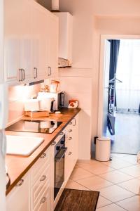 New designed Apartment in Vienna tesisinde mutfak veya mini mutfak