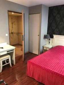 a bedroom with a bed and a bathroom with a shower at Au limousin in Levallois-Perret