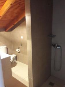 Ванна кімната в Villa Eleni