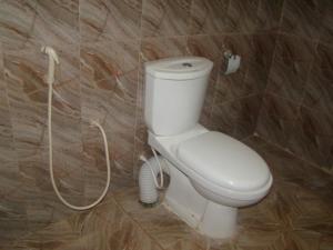 bagno con servizi igienici bianchi a parete di Thuruliya Residence a Sigiriya