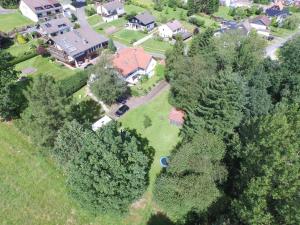 an aerial view of a house with a yard and trees at Solling-Lounge in Holzminden