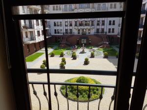 una ventana con vistas al patio en Apartament Krynica Morska Continental, en Krynica Morska