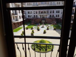 widok na dziedziniec z okna w obiekcie Apartament Krynica Morska Continental w mieście Krynica Morska