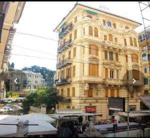 un grand bâtiment jaune avec dans l'établissement Hotel Tommaseo, à Gênes