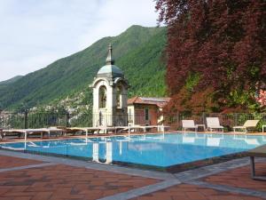una piscina con cenador junto a una montaña en Riva di Faggeto Lario, en Faggeto Lario 