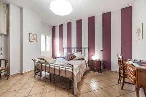 ボローニャにあるAbitaRoom Wine Mini-Flatのベッドルーム1室(ベッド1台付)