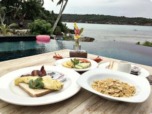 レンボンガン島にあるLembongan Seaviewの水辺のテーブル
