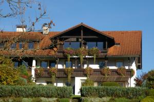 a building with flower boxes on the balcony at Gästehaus Eberle in Oberstaufen