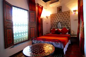 A bed or beds in a room at Dar Hafsa