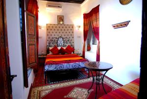 A bed or beds in a room at Dar Hafsa
