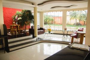 a large living room with a red wall at Hotel Valley Hills in Salinas