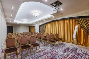 een rij stoelen in een kamer met een podium bij Golden Palace Hotel Yerevan in Jerevan