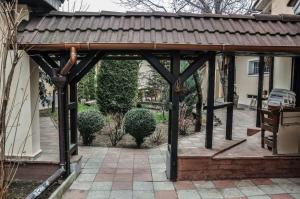patio con pergolato in legno di Pensiunea Casa Albă a Ghimbav