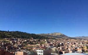 uitzicht op een stad met bergen op de achtergrond bij Cusco Mágico 4 - Departamento Las Torres Kayser in Cuzco