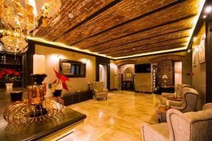 Un televizor și/sau centru de divertisment la Hotel 5 Continents