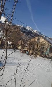 Vista generica sulle montagne o vista sulle montagne dall'interno dell'affittacamere