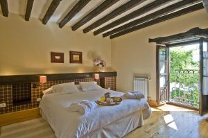 Un dormitorio con una cama grande con una bandeja encima. en La Casona de Suesa, en Suesa