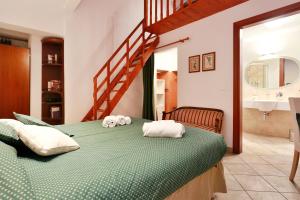 una camera da letto con un letto verde e asciugamani di Ghibellina Apartment in the heart of the city a Firenze