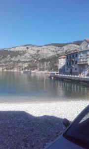 vista di una cassa d'acqua con edifici di Apartman Pavao Fadić a Komiža Altre 8 foto