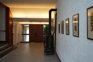 un pasillo con fotos en las paredes de una casa en Apartamentos Les Barbes, en Caldes d'Estrac