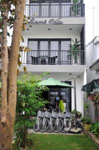 un grupo de bicicletas estacionadas frente a un edificio en La Me Villa Hoi An en Hoi An