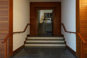 um corredor com escadas que levam a uma casa em Apartamentos Les Barbes em Caldes d'Estrac