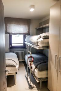 Tempat tidur susun dalam kamar di Residence Des Alpes