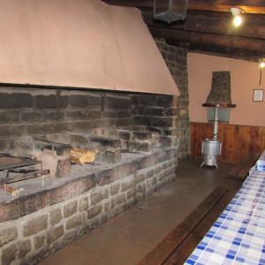 uma cozinha com uma parede de tijolos e um fogão em Camping-Bungalows Ciudad de Albarracín em Albarracín