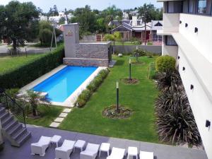 - une vue aérienne sur une cour avec une piscine dans l'établissement Hotel Portal del Este, à Marcos Juárez