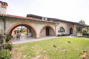 un edificio de ladrillo con patio y patio en Luxury Tuscan House, en Pietrasanta