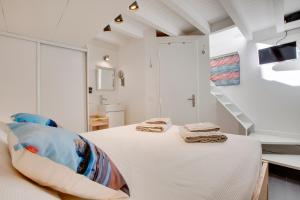 ビアリッツにあるWelkeys Apartment - Carnot Biarritzの白い部屋(ベッド1台、階段付)