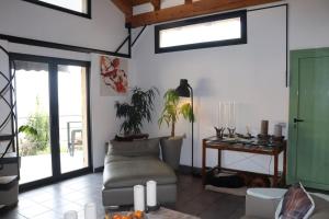 uma sala de estar com um sofá e uma mesa em Skylark Bed & Breakfast em Grasse