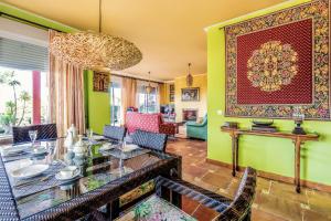 サンルーカル・デ・バラメダにあるPreciosa villa de lujoのリビングルーム(テーブル、椅子、大きなラグ付)