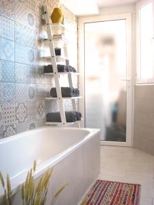 - Baño con bañera y toallero en Alicante Ocean View, en Alicante 37 fotos más