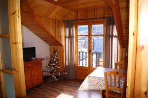 a bedroom with a christmas tree in a wooden house at Apartaments Pont Romànic in Espot