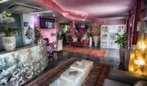 un soggiorno con pareti rosa e una hall di La Grotta Hotel a Verona