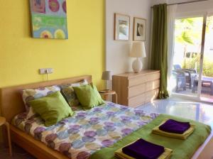 - une chambre avec un lit et 2 serviettes dans l'établissement Vista Marina, à La Herradura