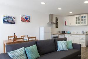 un soggiorno con divano e cucina di Casa das Sardinhas a Setúbal Altre 15 foto