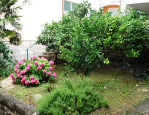 Jardín al aire libre en Apartments Maslina