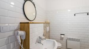 Kúpeľňa v ubytovaní TWOJA CHATA Apartament pod lasem zarezerwuj na podhalami pl + 16 fotografií